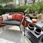 Beautiful Bright And Quiet 32 M Apartment